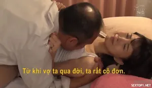 Cái cu to làm em bé mặc tất lưới rất thích