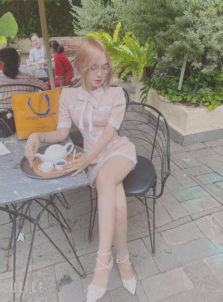 406FTHT-111 Bà vợ xinh đẹp ngực nhỏ của sếp tôi Maina (27) liếm dương vật của tôi bằng cái lưỡi dài của cô ấy
